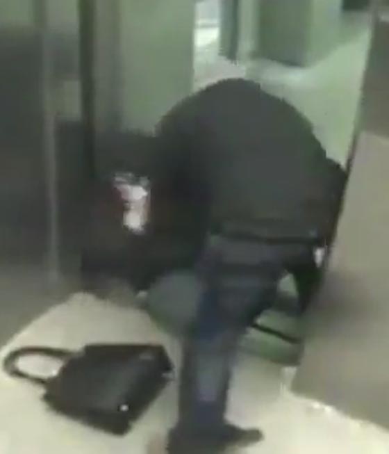 فيديو مؤلم.. لص يطعن امرأة في المصعد ويهرب تاركا اياها تتلوى وتصرخ صورة رقم 4 فيديو مؤلم.. لص يطعن امرأة في المصعد ويهرب تاركا اياها تتلوى وتصرخ صورة رقم 4