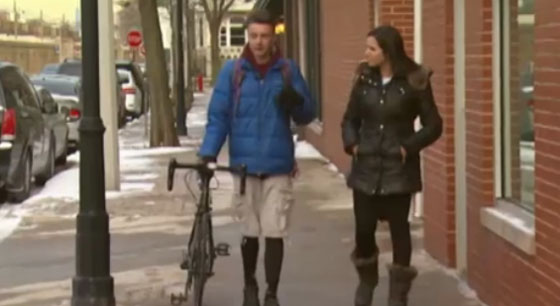 كاميرا مثبتة على خوذة راكب دراجة هي الشاهد الوحيد على اعتداء عنيف صورة رقم 2