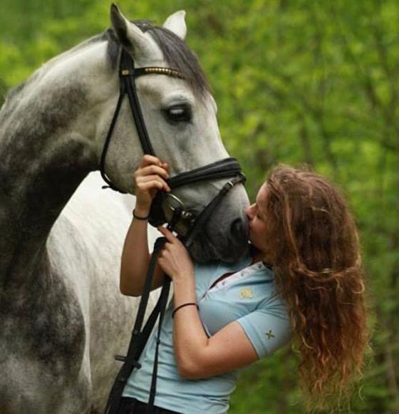 فيديو وصور اصغر مليارديرة في العالم: عمرها 19 عاما وثروتها مليار دولار صورة رقم 1