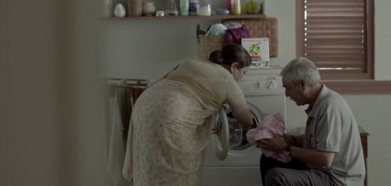 اعلان لمنظف الغسيل (اريال) يفجر قضية اجتماعية ويثير جدلا صورة رقم 7