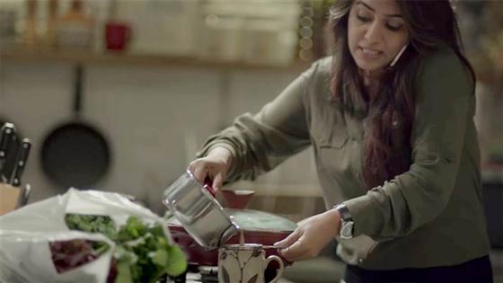 اعلان لمنظف الغسيل (اريال) يفجر قضية اجتماعية ويثير جدلا صورة رقم 4