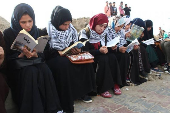 القراءة.. سلاح جديد يواجه فيه طلاب غزة الاحتلال صورة رقم 3 القراءة.. سلاح جديد يواجه فيه طلاب غزة الاحتلال صورة رقم 3