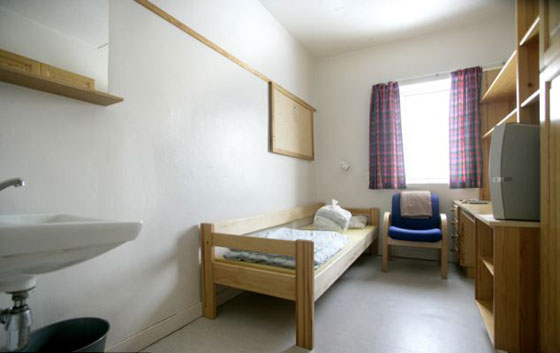 السفاح النرويجي يحظى بغرفة رياضة وكمبيوتر ويشتكي سوء ظروف سجنه! صورة رقم 2 السفاح النرويجي يحظى بغرفة رياضة وكمبيوتر ويشتكي سوء ظروف سجنه! صورة رقم 2