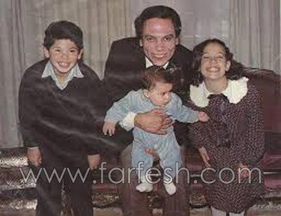 صور عادل امام العائلية القديمة مع شقيقه، والده، زوجته وابنائه صورة رقم 1