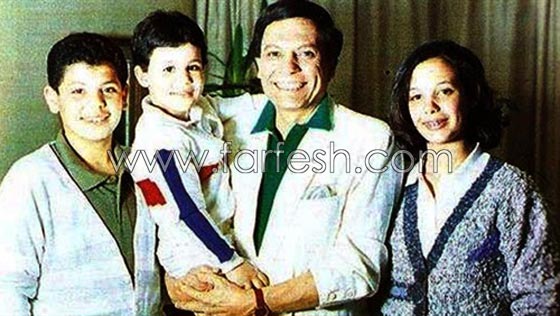 صور عادل امام العائلية القديمة مع شقيقه، والده، زوجته وابنائه صورة رقم 6
