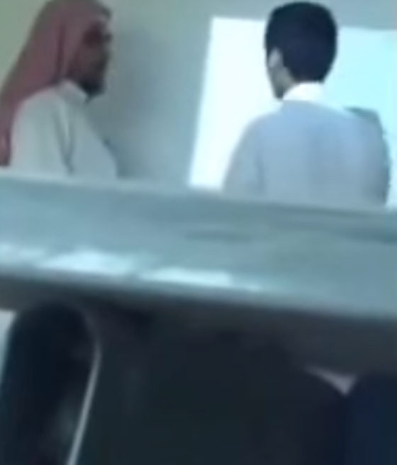 معلم يعتدي على طالب ويضربه بالعقال وسط قهقهات زملائه الطلاب صورة رقم 1 معلم يعتدي على طالب ويضربه بالعقال وسط قهقهات زملائه الطلاب صورة رقم 1