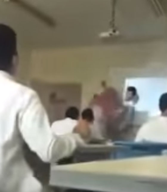 معلم يعتدي على طالب ويضربه بالعقال وسط قهقهات زملائه الطلاب صورة رقم 2 معلم يعتدي على طالب ويضربه بالعقال وسط قهقهات زملائه الطلاب صورة رقم 2