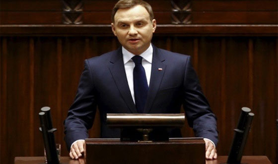  الرئيس البولندي ينجو من حادث اصطدام مروع على شارع سريع.. فيديو صورة رقم 2