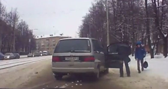 فيديو مثير.. شرطي ينقذ فتى من حادث دهس مروع صورة رقم 3 فيديو مثير.. شرطي ينقذ فتى من حادث دهس مروع صورة رقم 3