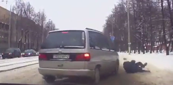 فيديو مثير.. شرطي ينقذ فتى من حادث دهس مروع صورة رقم 1 فيديو مثير.. شرطي ينقذ فتى من حادث دهس مروع صورة رقم 1