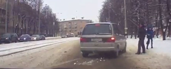 فيديو مثير.. شرطي ينقذ فتى من حادث دهس مروع صورة رقم 2 فيديو مثير.. شرطي ينقذ فتى من حادث دهس مروع صورة رقم 2