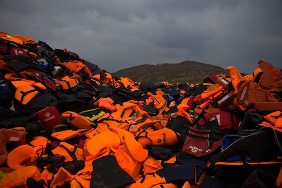  مقبرة سترات النجاة في اليونان.. كل واحدة منها تركت قصة وحلم لاجئ صورة رقم 3