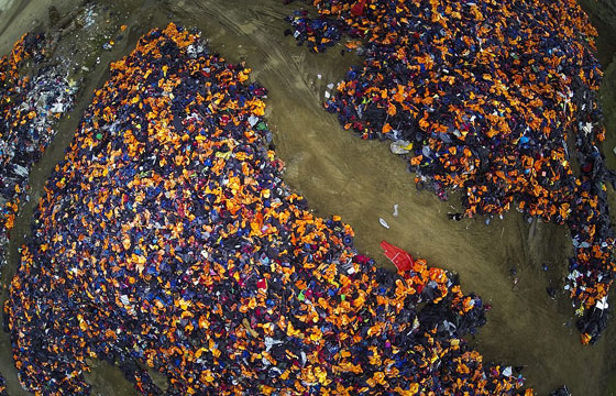  مقبرة سترات النجاة في اليونان.. كل واحدة منها تركت قصة وحلم لاجئ صورة رقم 4