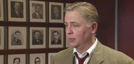 طالبة مشاكسة تعتدي على معلمها بالضرب وتسبب له ارتجاجا في الدماغ صورة رقم 1 طالبة مشاكسة تعتدي على معلمها بالضرب وتسبب له ارتجاجا في الدماغ صورة رقم 1