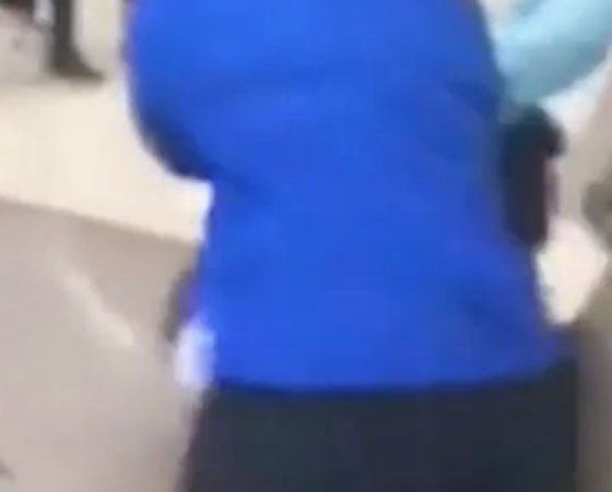 طالبة مشاكسة تعتدي على معلمها بالضرب وتسبب له ارتجاجا في الدماغ صورة رقم 2 طالبة مشاكسة تعتدي على معلمها بالضرب وتسبب له ارتجاجا في الدماغ صورة رقم 2