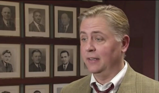 طالبة مشاكسة تعتدي على معلمها بالضرب وتسبب له ارتجاجا في الدماغ صورة رقم 4 طالبة مشاكسة تعتدي على معلمها بالضرب وتسبب له ارتجاجا في الدماغ صورة رقم 4