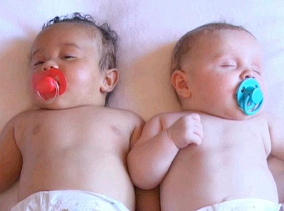 ولادة توأمتين مختلفتي الشكل تكشف سرا خطيرا في حياة زوجة فيتنامية  صورة رقم 1