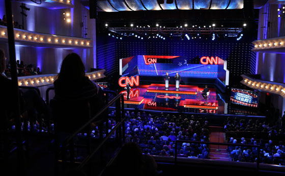 كلينتون وساندرز يتنافسان في قدرتهما على هزيمة ترامب الذي بدأ يتراجع صورة رقم 1