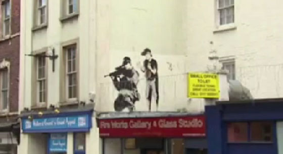 لم يعد لغزا.. التوصل الى هوية رسام الغرافيتي الشهير بانسكي صورة رقم 2