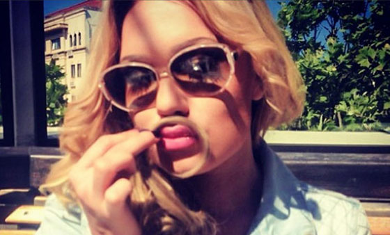 تكليف عارضة ازياء بكيني لاجراء دراسات عن الشريعة الاسلامية صورة رقم 14