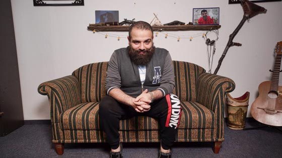 لاجئ سوري يأسر قلوب الالمان بدعوته للسلام ويصبح نجما صورة رقم 1 لاجئ سوري يأسر قلوب الالمان بدعوته للسلام ويصبح نجما صورة رقم 1