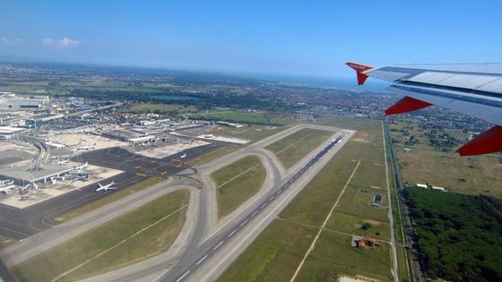 طيار ايطالي يهدد باسقاط الطائرة بسبب نية زوجته الانفصال عنه صورة رقم 1