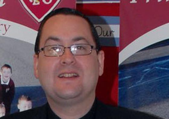 فضيحة.. شاهد كيف استنشق رجل الدين المسيحي الكوكايين في الغرفة النازية!! صورة رقم 5 فضيحة.. شاهد كيف استنشق رجل الدين المسيحي الكوكايين في الغرفة النازية!! صورة رقم 5