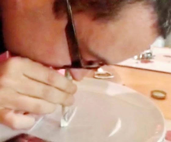 فضيحة.. شاهد كيف استنشق رجل الدين المسيحي الكوكايين في الغرفة النازية!! صورة رقم 1 فضيحة.. شاهد كيف استنشق رجل الدين المسيحي الكوكايين في الغرفة النازية!! صورة رقم 1