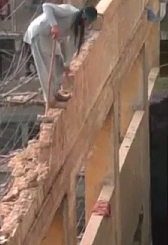 فيديو مرعب: عامل بناء مصري يخاطر بحياته والاعلام العالمي يعترض: جرأة متهورة! صورة رقم 1