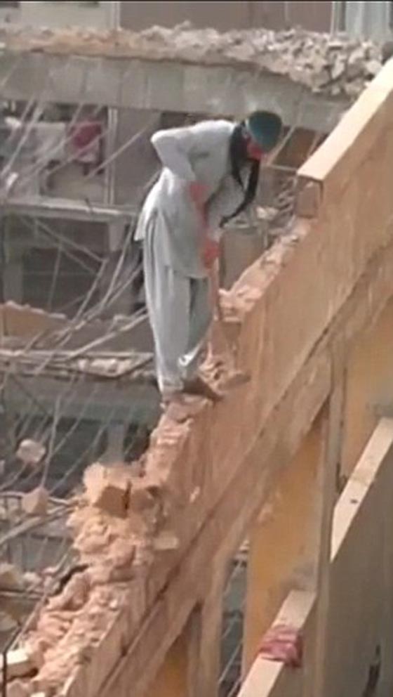 فيديو مرعب: عامل بناء مصري يخاطر بحياته والاعلام العالمي يعترض: جرأة متهورة! صورة رقم 2