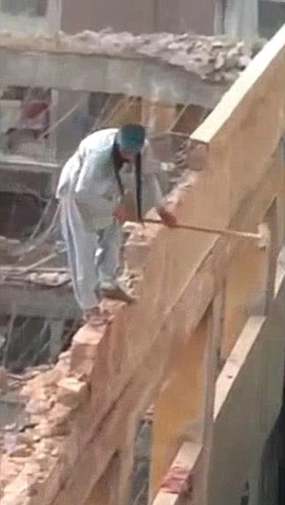 فيديو مرعب: عامل بناء مصري يخاطر بحياته والاعلام العالمي يعترض: جرأة متهورة! صورة رقم 3