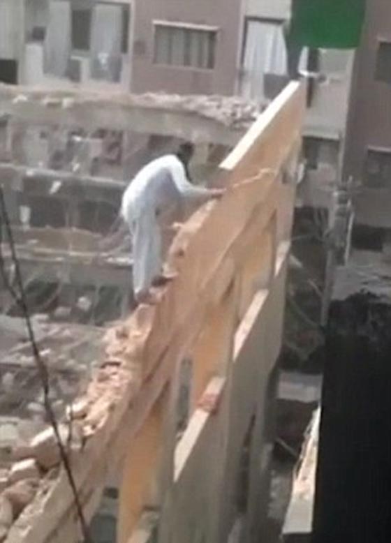 فيديو مرعب: عامل بناء مصري يخاطر بحياته والاعلام العالمي يعترض: جرأة متهورة! صورة رقم 4