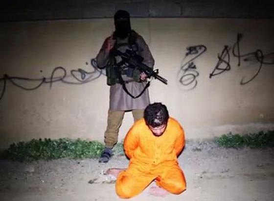 فيديو وصور مؤلمة: داعش يعدم 13 شخصا لاتهامهم بالتجسس لصالح القوات العراقية صورة رقم 4 فيديو وصور مؤلمة: داعش يعدم 13 شخصا لاتهامهم بالتجسس لصالح القوات العراقية صورة رقم 4