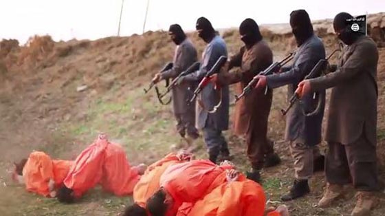 فيديو وصور مؤلمة: داعش يعدم 13 شخصا لاتهامهم بالتجسس لصالح القوات العراقية صورة رقم 2 فيديو وصور مؤلمة: داعش يعدم 13 شخصا لاتهامهم بالتجسس لصالح القوات العراقية صورة رقم 2