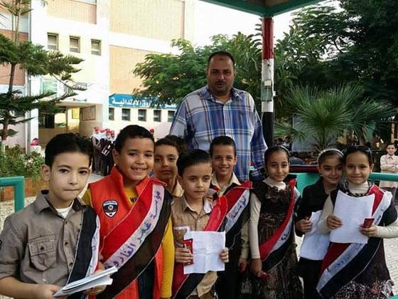 صور مدرس مصري يبتكر طريقة جديدة لتحفيظ جدول الضرب للطلاب صورة رقم 3