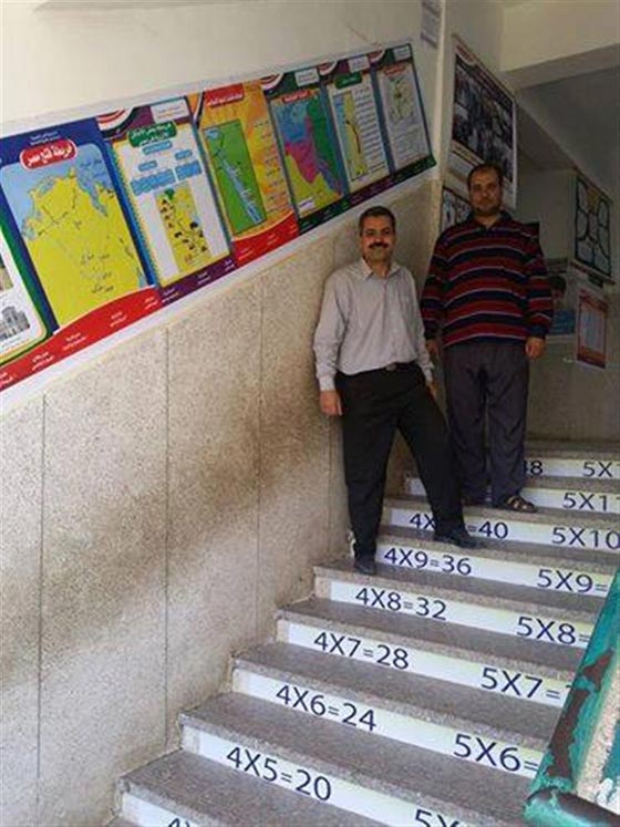 صور مدرس مصري يبتكر طريقة جديدة لتحفيظ جدول الضرب للطلاب صورة رقم 4