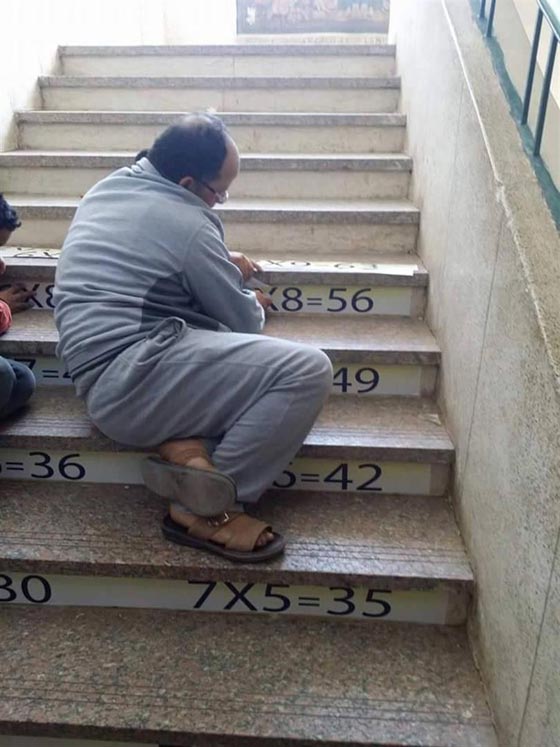 صور مدرس مصري يبتكر طريقة جديدة لتحفيظ جدول الضرب للطلاب صورة رقم 1