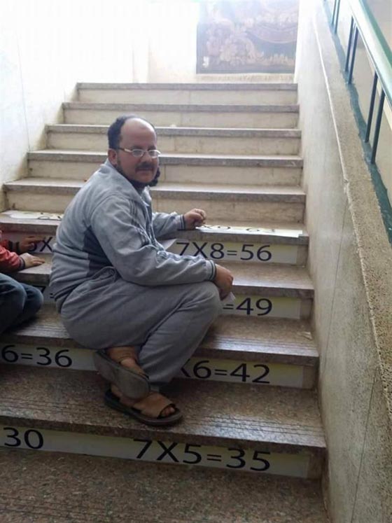 صور مدرس مصري يبتكر طريقة جديدة لتحفيظ جدول الضرب للطلاب صورة رقم 2