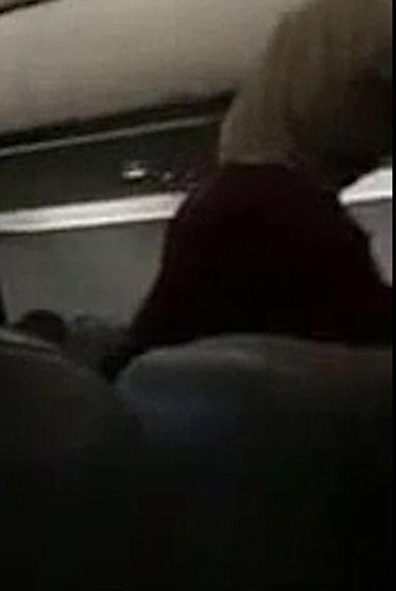  فيديو: مضيفة طيران عنصرية تتباهى بطرد راكبتين محجبتين من الطائرة لهذا السبب! صورة رقم 1