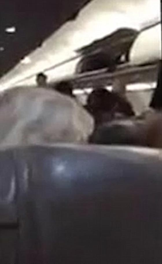  فيديو: مضيفة طيران عنصرية تتباهى بطرد راكبتين محجبتين من الطائرة لهذا السبب! صورة رقم 2