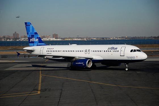  فيديو: مضيفة طيران عنصرية تتباهى بطرد راكبتين محجبتين من الطائرة لهذا السبب! صورة رقم 4