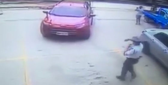  فيديو طريف.. رجل امن يوجه سيارة بدون سائق للخروج من موقف سيارات صورة رقم 3