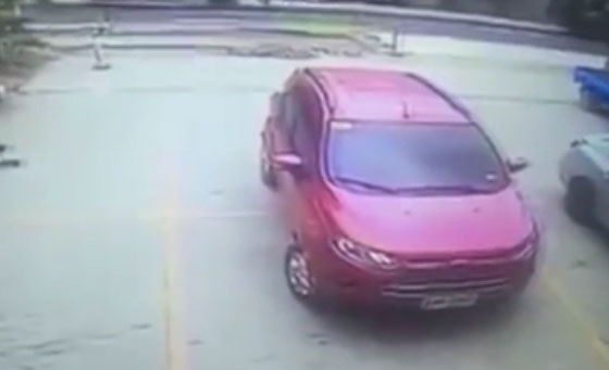  فيديو طريف.. رجل امن يوجه سيارة بدون سائق للخروج من موقف سيارات صورة رقم 1