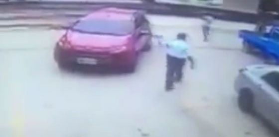  فيديو طريف.. رجل امن يوجه سيارة بدون سائق للخروج من موقف سيارات صورة رقم 2