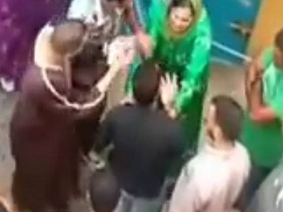 رجل وامراة يتبادلان الصفعات والضرب في الشارع.. شاهد الفيديو صورة رقم 1