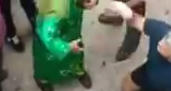 رجل وامراة يتبادلان الصفعات والضرب في الشارع.. شاهد الفيديو صورة رقم 2