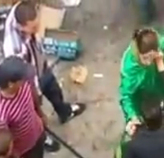 رجل وامراة يتبادلان الصفعات والضرب في الشارع.. شاهد الفيديو صورة رقم 3