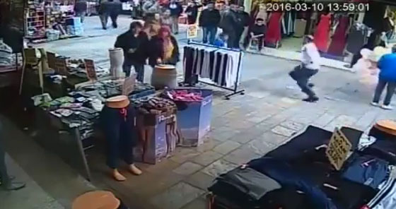  فيديو صادم.. بائع تركي يضرب لاجئ سوري بوحشية في ازمير صورة رقم 1
