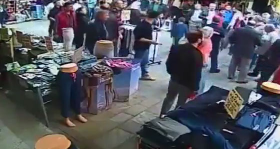  فيديو صادم.. بائع تركي يضرب لاجئ سوري بوحشية في ازمير صورة رقم 2