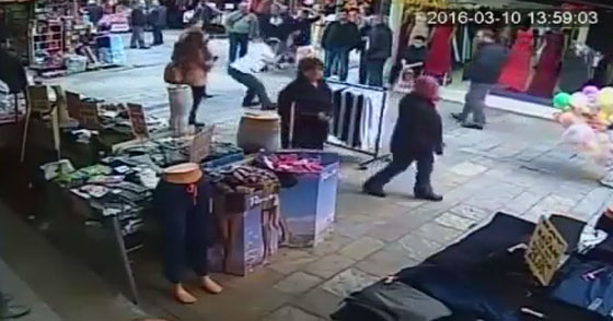  فيديو صادم.. بائع تركي يضرب لاجئ سوري بوحشية في ازمير صورة رقم 3